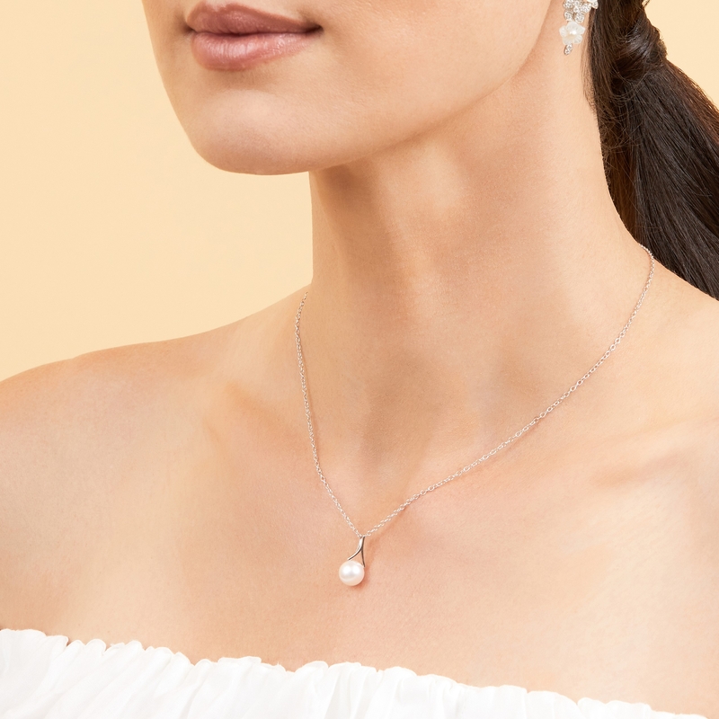 Freshwater Pearl Lindsey Pendant - Model Image